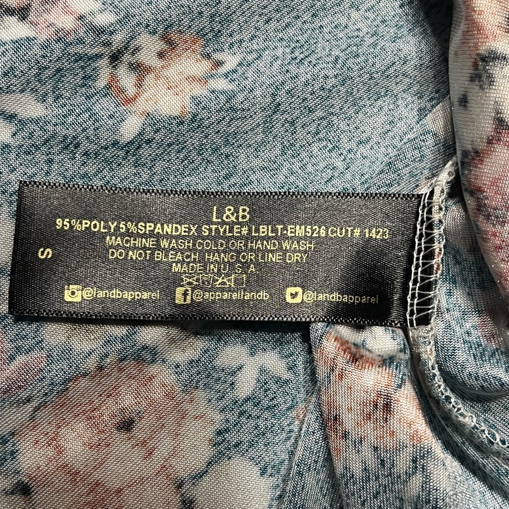 Lucky & Blessed Women’s Velvet Floral Keyhole Top - Picture 8 of 10